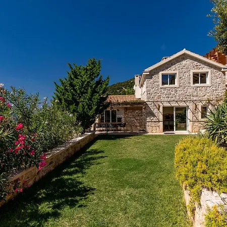 Holiday home Luxurious In
